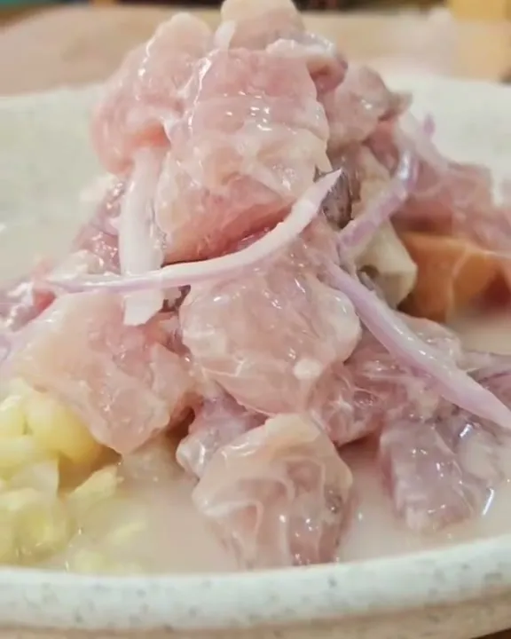 Ceviche de pescado con cebolla, camote y choclo