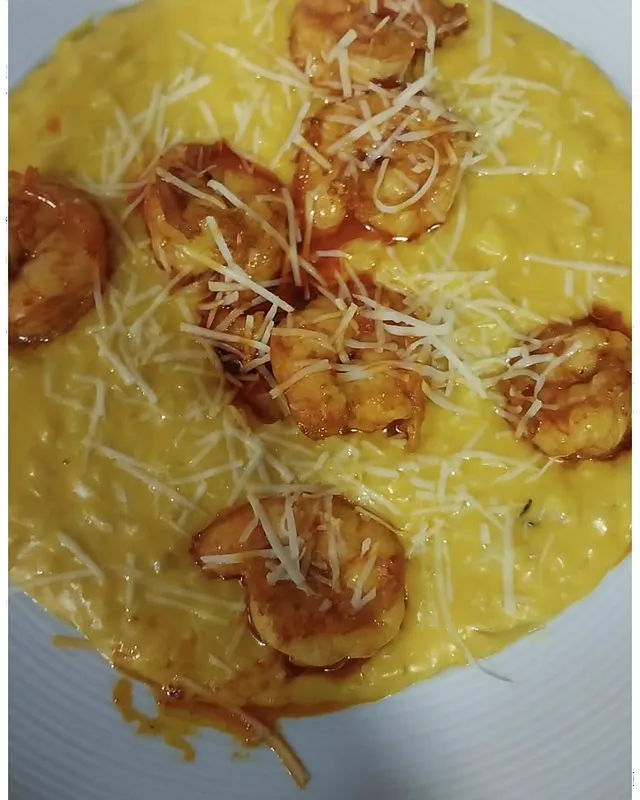 Risotto amarillo con mariscos y queso parmesano rallado